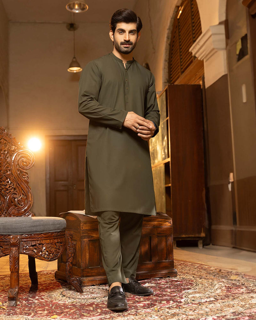 Tailoring Perfection: Styling Men’s Unstitched Fabric for Formal & Casual Looks